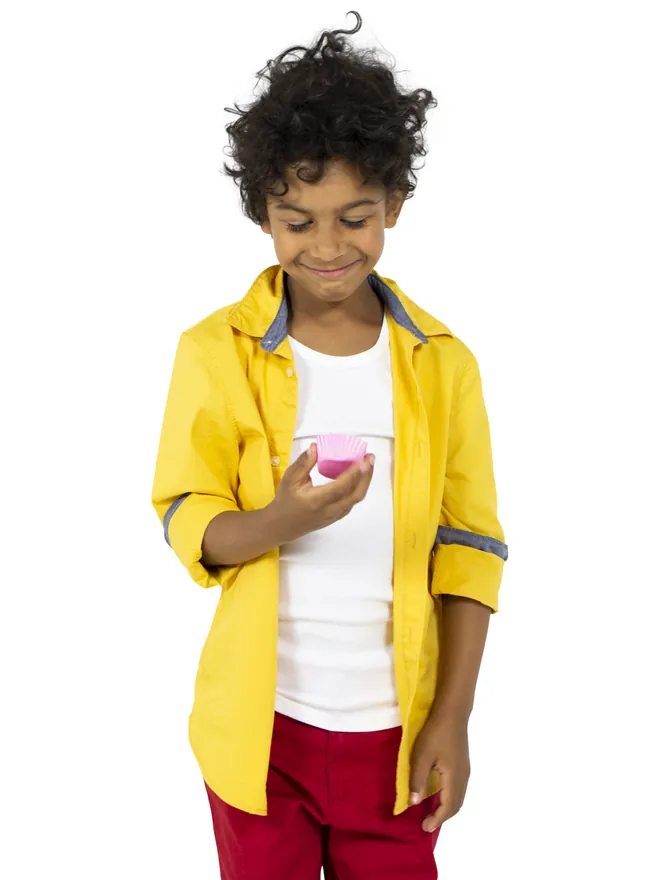 Jongen in een geel overhemd bekijkt iets in zijn hand