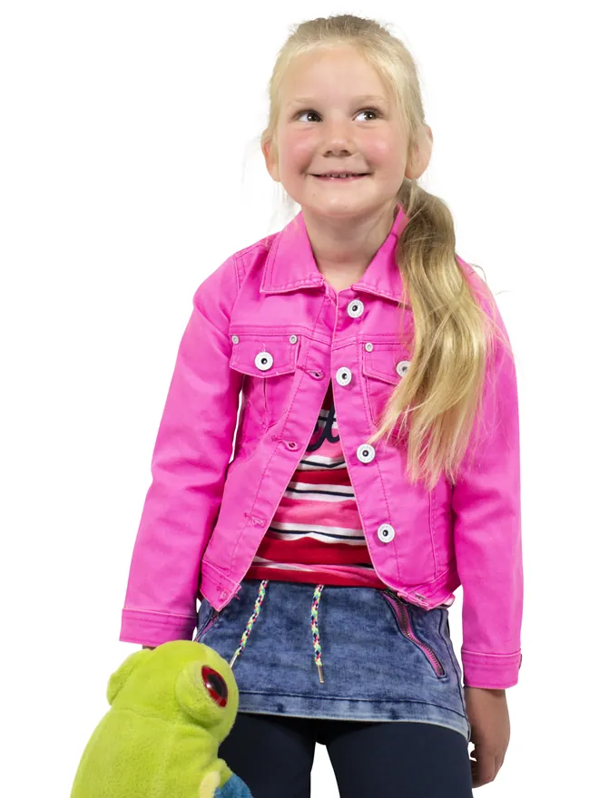Meisje in een roze jasje met de knuffel van de Boomkikker kijkt omhoog