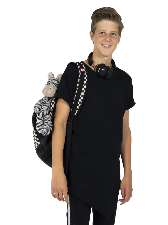 Oudere leerling met rugzak, met de knuffel van de Zebra eraan